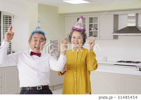 夫婦 笑い カップル 31485454