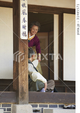 60代 南山コル韓屋村 夫婦 31485571