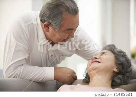 60代 リビングルーム 夫婦 31485631