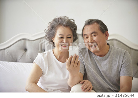 夫婦 スマートフォン スマホ 31485644