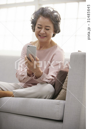 高齢者 老人 スマートフォン 31485645