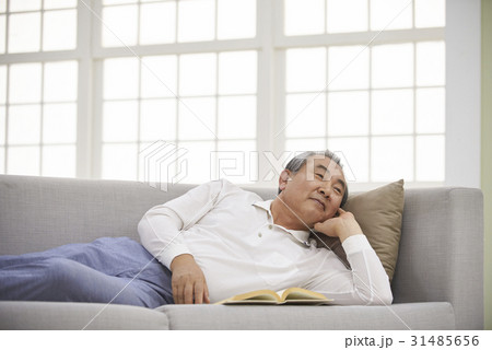 高齢者 老人 頭怪奇 31485656