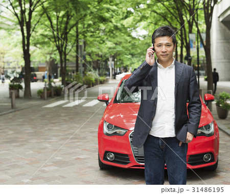 カジュアル　ミドルビジネスマン　赤い車 31486195