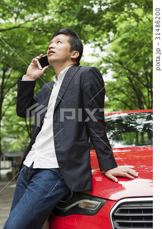 カジュアル　ミドルビジネスマン　赤い車 31486200
