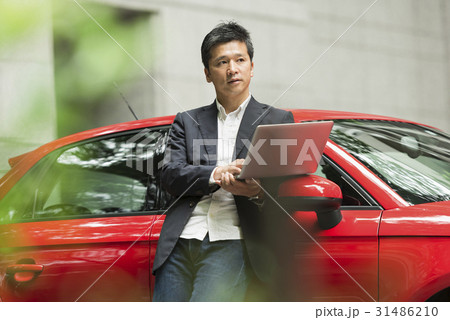 カジュアル ミドルビジネスマン 赤い車 カジュアル ミドルビジネスマン 赤い車 31486210