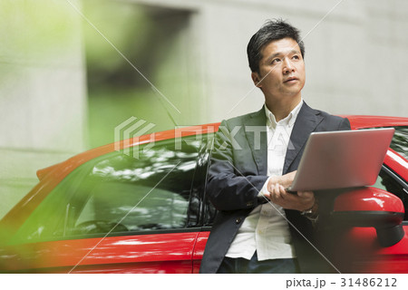 カジュアル　ミドルビジネスマン　赤い車 31486212