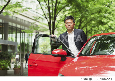 カジュアル ミドルビジネスマン 赤い車 カジュアル ミドルビジネスマン 赤い車 31486224