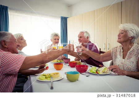 Pensioners at lunch 31487018