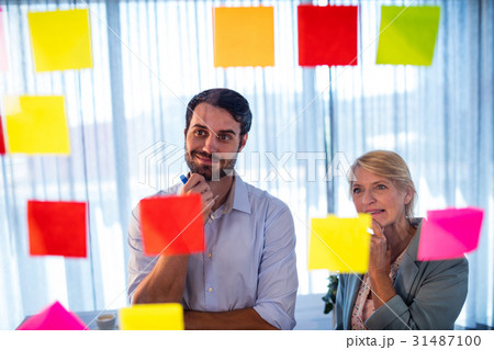 Businessmen reading post it 31487100