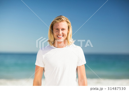 Man smiling on beach 31487530