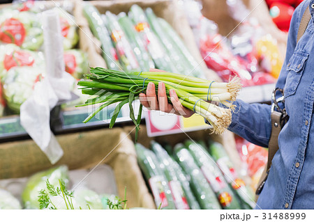 Hand holding leeks 31488999