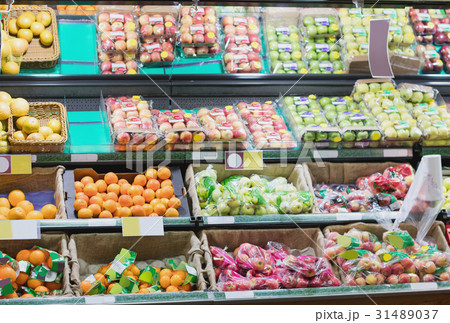 Side view of supermarket shelves 31489037