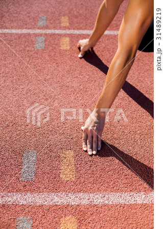 Female athlete ready to run 31489219