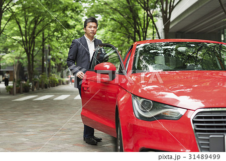 カジュアル ミドルビジネスマン 赤い車 カジュアル ミドルビジネスマン 赤い車 31489499