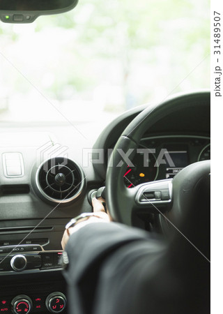 カジュアル ミドルビジネスマン 赤い車 カジュアル ミドルビジネスマン 赤い車 31489507