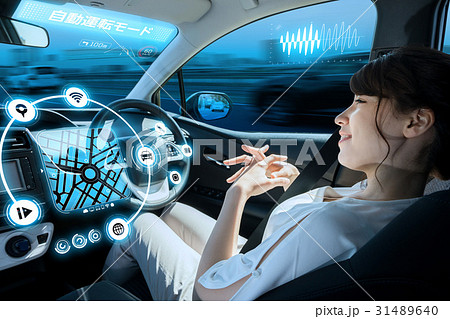 自動運転車に乗る女性 自動運転車に乗る女性 31489640