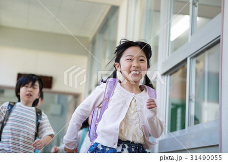 ランドセルを背負った小学生 ランドセルを背負った小学生 31490055