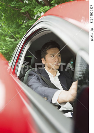 カジュアル ミドルビジネスマン 赤い車 カジュアル ミドルビジネスマン 赤い車 31490237