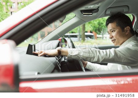 カジュアル ミドル男性 車 カジュアル ミドル男性 車 31491958