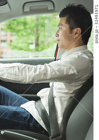 カジュアル ミドル男性 車 カジュアル ミドル男性 車 31491971