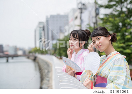 浴衣で博多の街を散策する女性 浴衣で博多の街を散策する女性 31492061