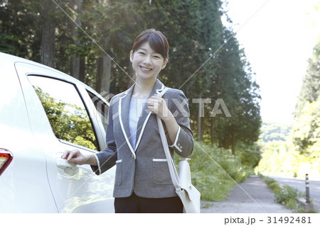 クルマとビジネスウーマン クルマとビジネスウーマン 31492481
