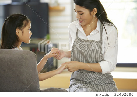 mom is holding her daughter's hands 31492680