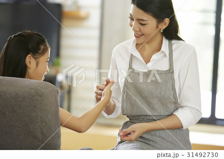 The happy face of the mother playing and looking at a kid. 31492730