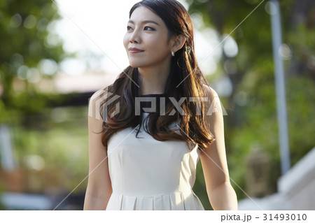 Portrait of a beautiful woman standing outdoor and looking 31493010