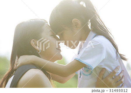 the kid is nose touching with her mother the kid is nose touching with her mother 31493012