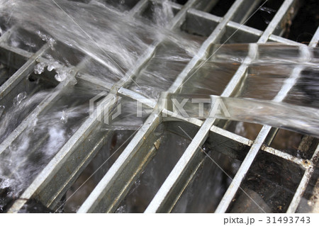 道路の排水口 31493743