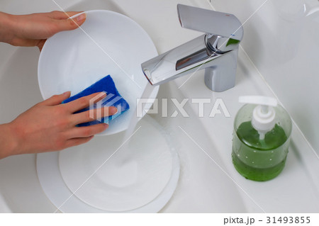 hand wash dishes hand wash dishes 31493855