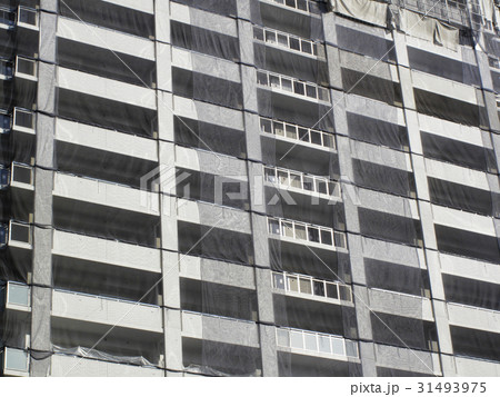 建築工事現場の養生ネットと青空 31493975