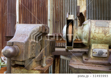 鉄工所の万力とグラインダー 31493993