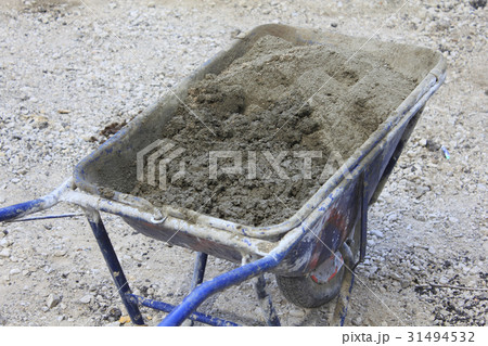 道路工事の一輪車 31494532