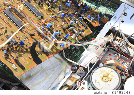 街角に捨てられた生活ゴミ 31495243