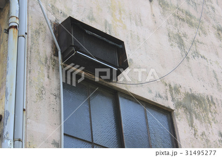建物の外壁に設置した古いエアコンの室外機 31495277