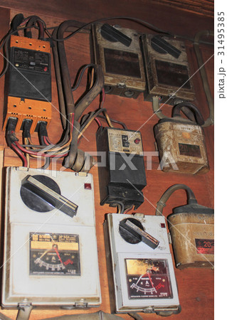 ホコリの積もった電気のブレーカー 31495385