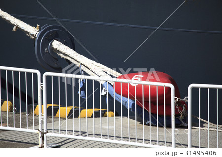 岸壁のボラードと客船の繋留ロープ 31495406
