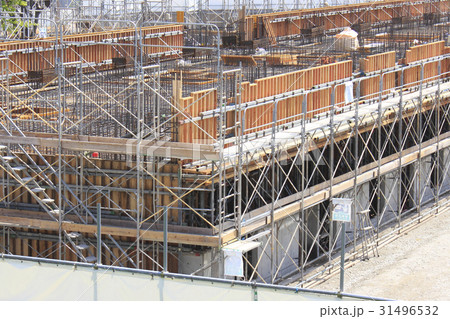 建築工事現場の鉄筋とコンパネ 31496532