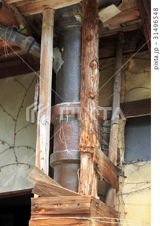 古い民家のトイレ用の土管 古い民家のトイレ用の土管 31496548