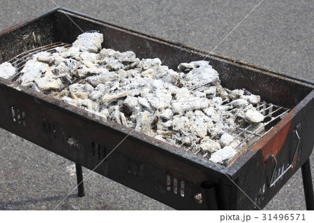 バーベキューの燃え尽きた炭 31496571