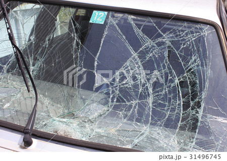交通事故で割れた車のフロントガラスの写真素材