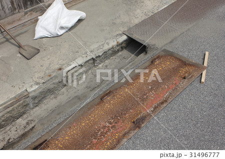 町内の道路の溝掃除 31496777