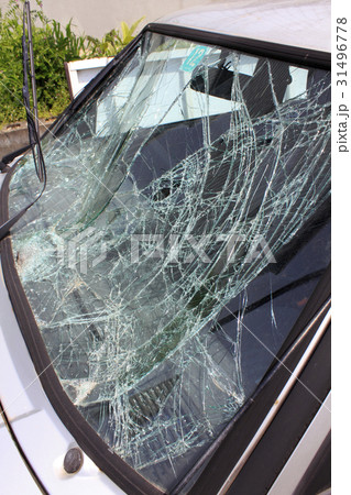 交通事故で割れた車のフロントガラスの写真素材