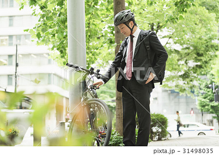 ミドルビジネスマン　自転車 31498035