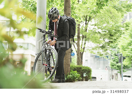 ミドルビジネスマン　自転車 31498037