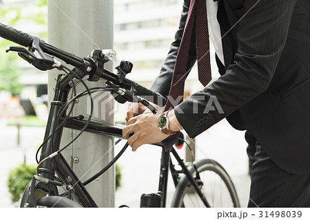 ミドルビジネスマン　自転車 31498039