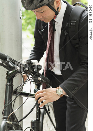 ミドルビジネスマン　自転車 31498040