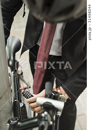 ミドルビジネスマン　自転車 31498044